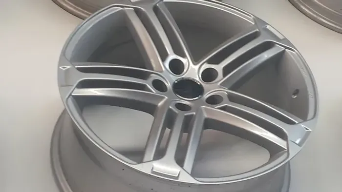 Roda aro 18 Estrela prata Volkswagen Jetta tala 8.5 5x112 jogo novo