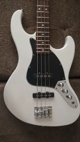 Baixo Gianinni Jazz Bazz 4 cordas StratoSonic
