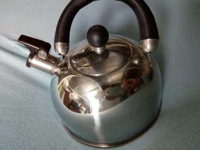 Chaleira de Apito em inox fino 2,5 L aprox. aproveite oferta Barato