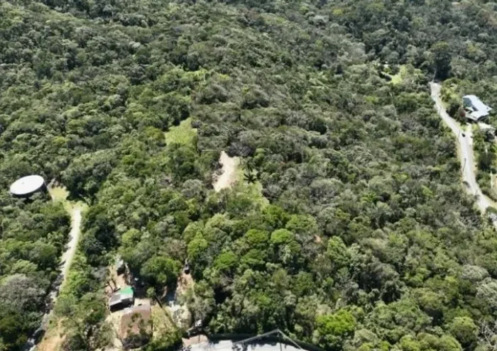 Área privilegiada na Praia do Estaleiro, Balneário Camboriú! 1km do mar!