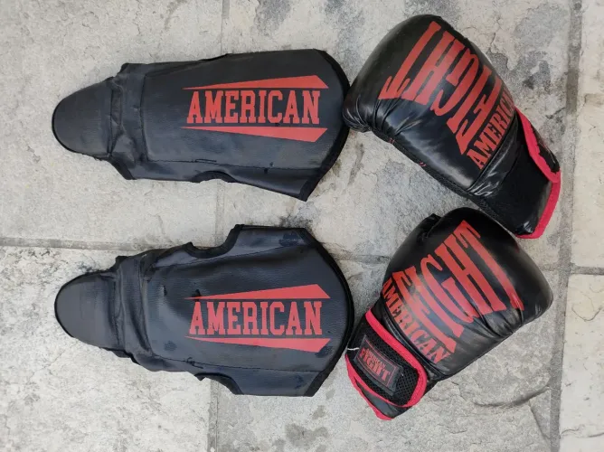 Kit: Par de Luvas de Boxe American Fight e caneleira de Muay Thai Infantil 