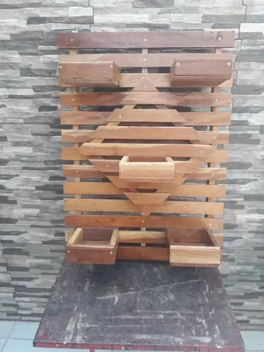 floreira de madeira com detalhe em 3D