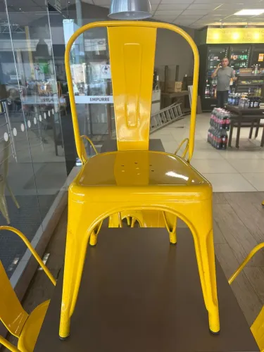 20 cadeiras de ferro amarela 