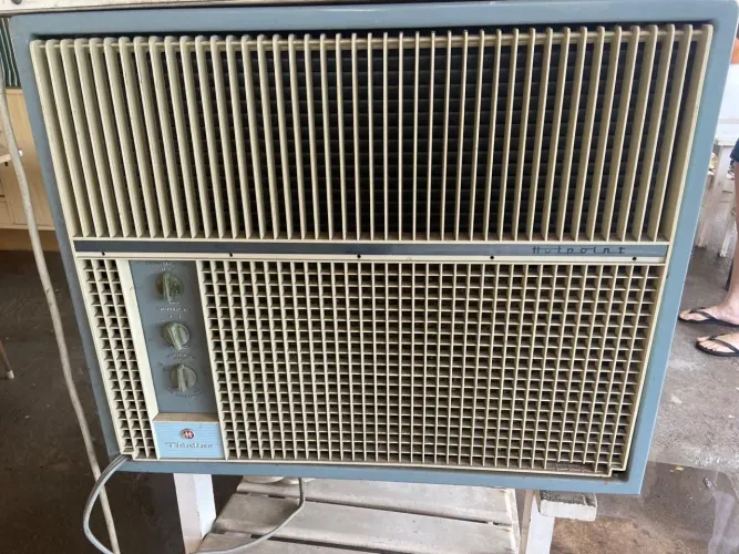 Venda de dois ar-condicionados de parede Elgin e Hotpoint Thinline o valor é unitário. 