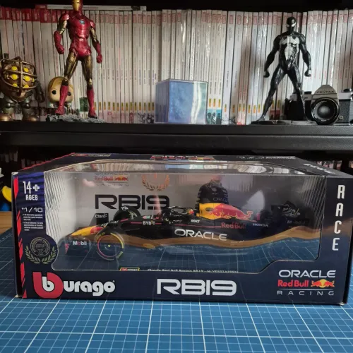 Bburago Race Red Bull Racing RB19 #1 Verstappen Campeão 2023 1:18