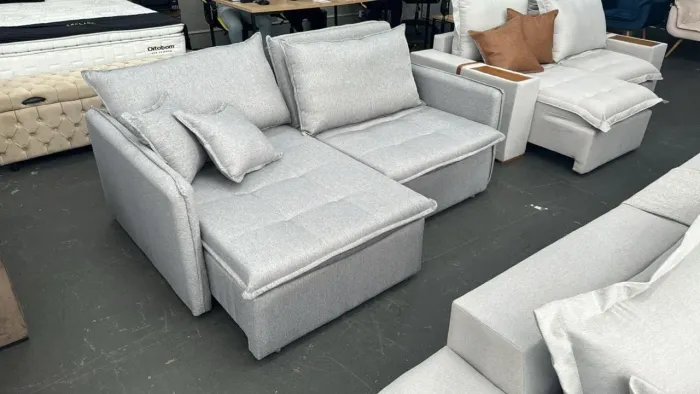 Sofá 2.20m em Linho enchimento fibra siliconada espuma D33 e Molas