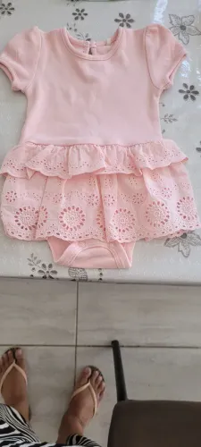 Boddie/Vestido Rosa de Bebê com Detalhes em Renda