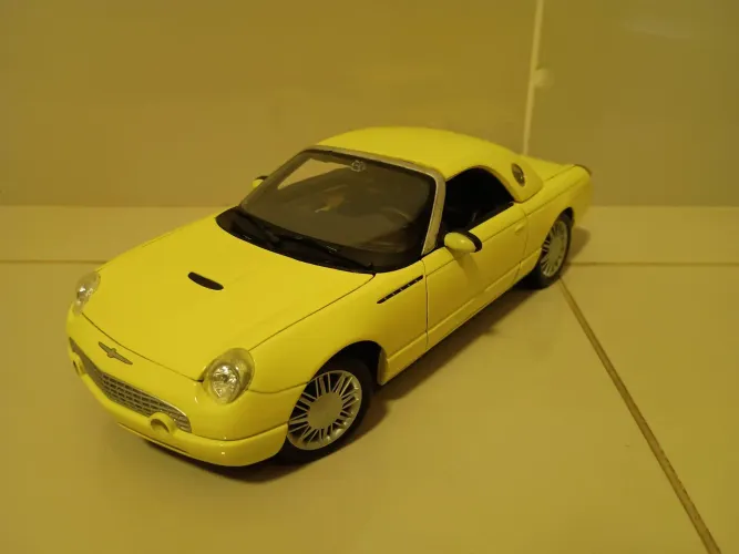 Miniatura Ford Thunderbird maisto 1:18