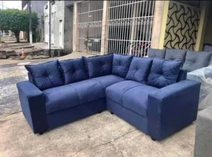 Sofá de canto azul com almofadas