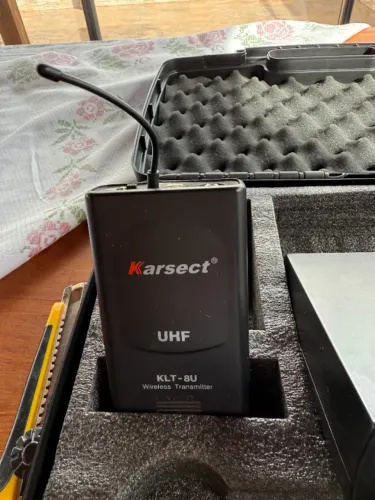 Microfone de lapela Karsect UHF com receptor