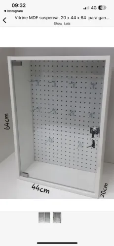 Vitrine Expositor MDF Suspenso 20x44x64cm  com fundo eucatex  com ganchos 