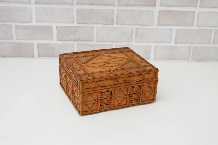 Caixa de madeira artesanal / Porta jóias