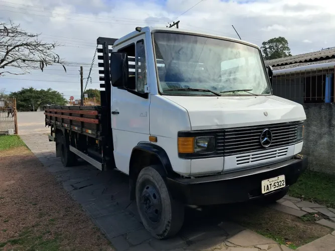 MB 709 carroceria 5.40