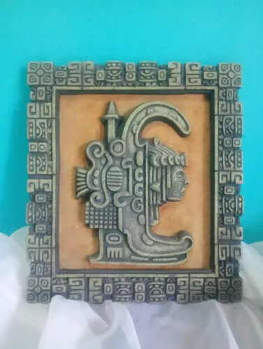 Linda placa de parede esculpida em pedra - Rainha de Uxmal - Civilização Maia
