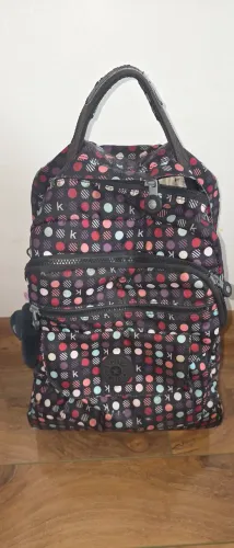 Mochila keeping, com rodinha e alça feminina preta com bolinhas perfeita usada com chaveir