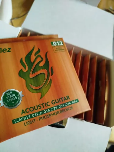 UMA CAIXA DE CORDAS SOLEZ 012 COM 12 JOGOS DE CORDA