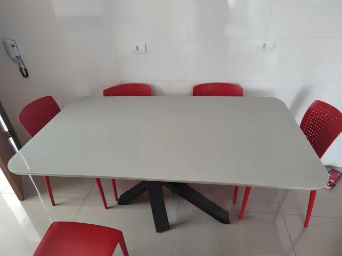 Mesa de Jantar 1.60mt 6 lugar com pequeno detalhe no vidro 