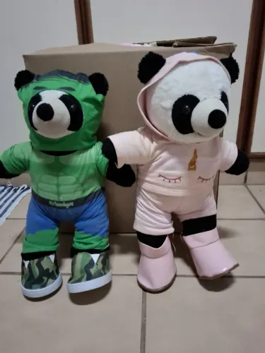Pelucia Criamigos Casal Urso Panda de Pijama Com roupas Tenis e Acessorios