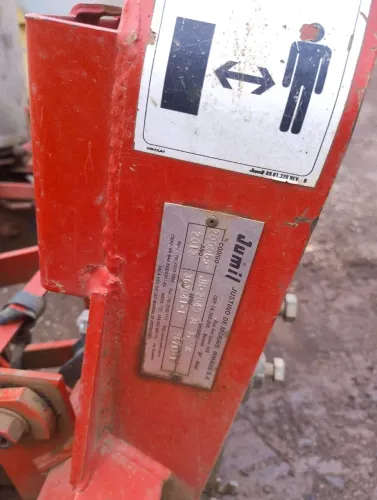 Plantadeira Jumil Modelo 2040 Plantadeira 3 linhas Ano 2012  Plantando 