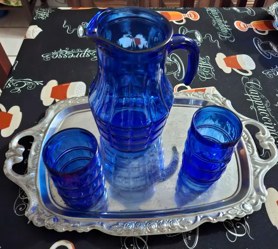 Jarra e copos azul e bandeja