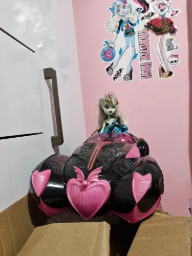 Lote de Brinquedos Monster High (Carro + boneca)