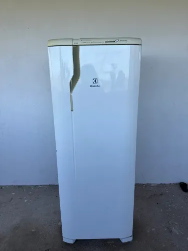 Geladeira Electrolux 750$