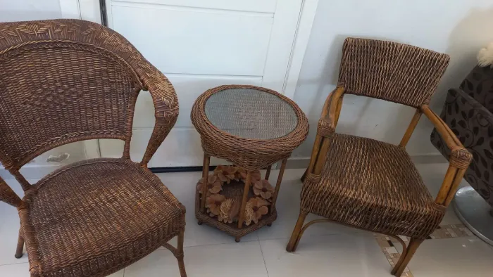 Conjunto de cadeiras e mesa de canto Vime