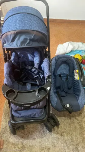 carrinho de bebê e bebê conforto