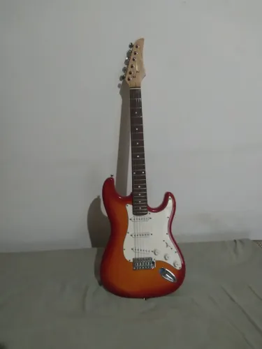 Guitarra Elétrica Condor novíssima com capa!.