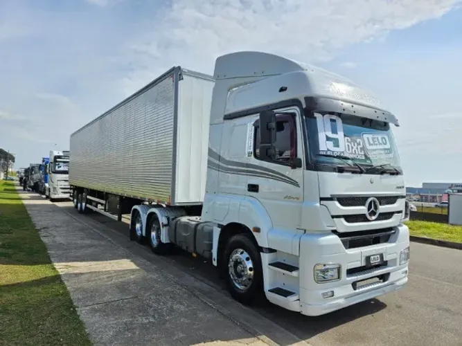 Mb Axor 2544 6x2 Ano 19 Automático com ar + Baú Nostra 30 plts 15.40 x 2.90 Sem pneus