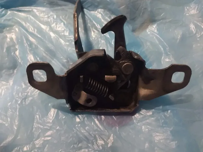Fechadura interna capô Renault duster.