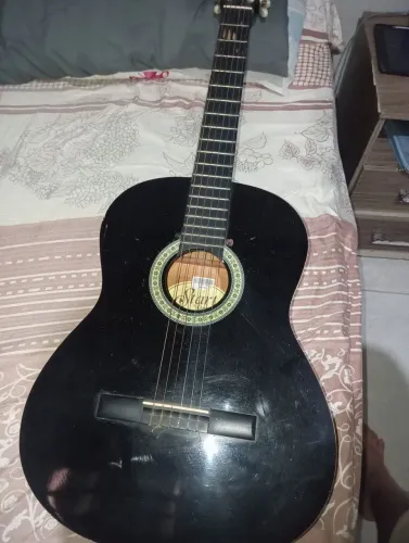 Violão em bom estado