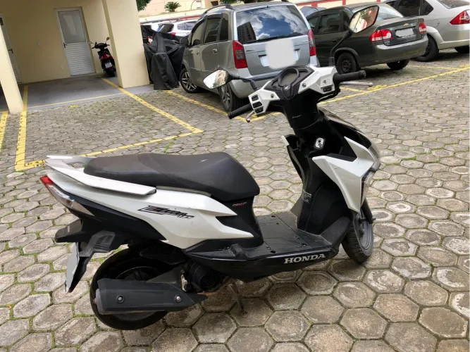 Honda elite 125 automática,ano 2022, aceito troca por moto e parcelo no cartão!