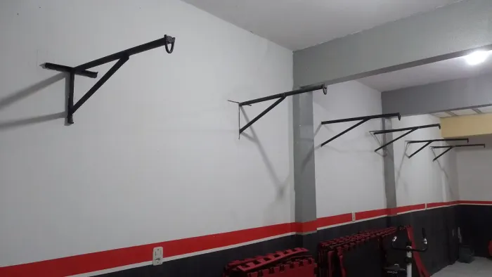 Suporte e Sacos de MuayThai em perfeito estado.