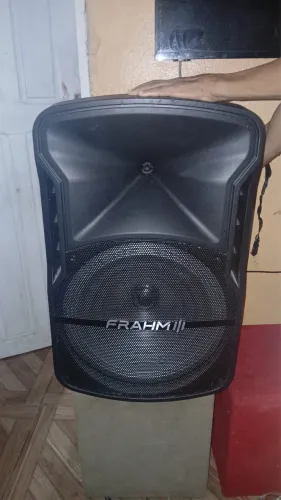 Vendo um caixa de som novinha com nota fiscal 