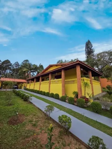 Casa Térrea Estilo Colonial com Piscina, Edícula e Quadra de Squash 384 m² por R$ 1.340.0