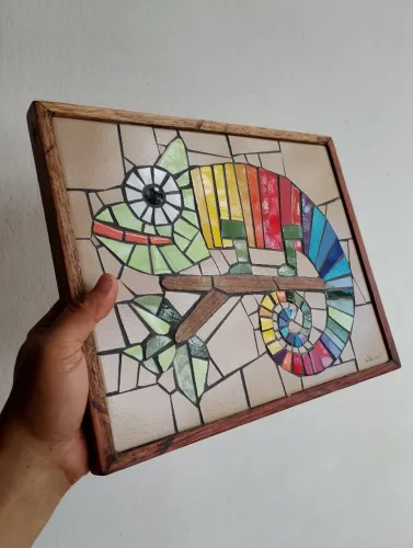 Camaleão colorido mosaico 33cmx26cm.