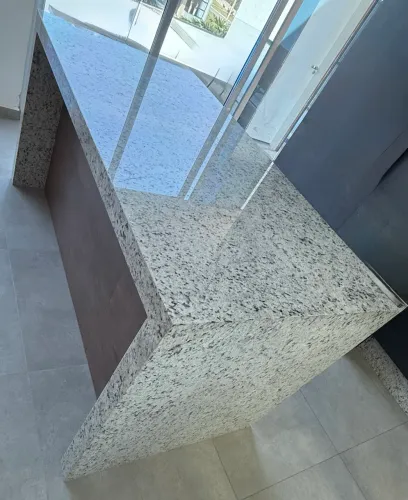 Balcão em Granito Branco Dalas