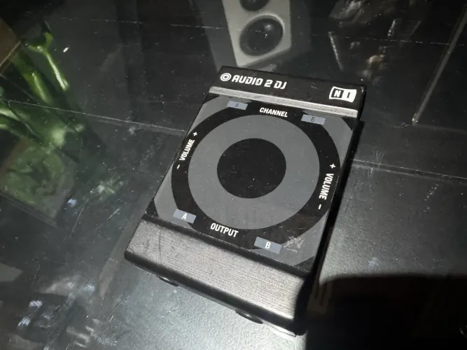 Placa Native Instruments AUDIO 2 DJ