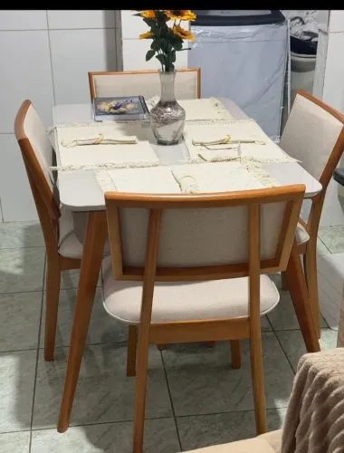 Vendo mesa de Maciça Semi-nova (Cadeira Poltrona)