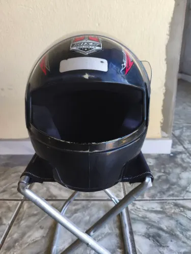 Capacete preto (carona?)