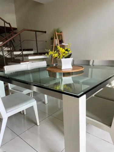 Mesa de jantar com 8 cadeiras