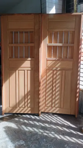 Promoção Imperdível: Porta Madeira Tatajuba com janela central 80x 2,10