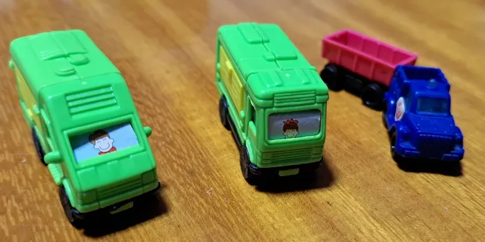 LOTE Nº 09 - CONTENDO TRÊS BRINQUEDOS MINIATURA KINDER OVO - CARRINHO FEIRANTE - MELANCIA