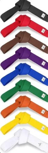 Kimono e faxas novas de karaté. 