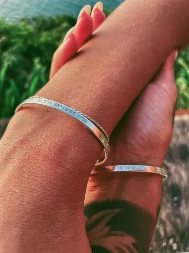 Bracelete de prata com coordenadas geograficas de casal personalizados feito por encomenda