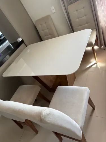 Mesa de jantar com 04 Cadeiras