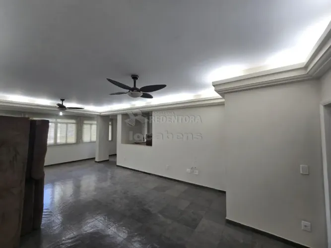 Centro Apartamento com 03 dormitórios sendo 01 tipo apartamento.