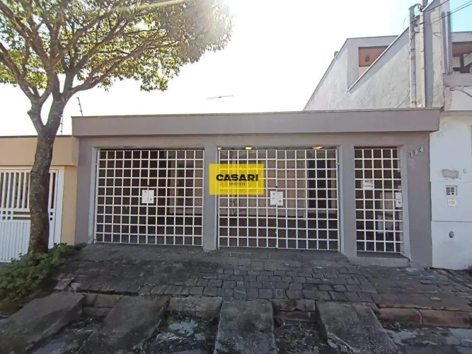 Casa Térrea com Quintal, Churrasqueira e 3 Vagas Locação em Santo André.