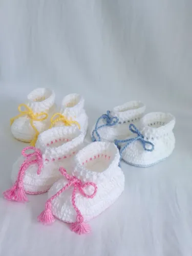 Sapatinho de crochê recém nascido / bebê menino/ bebê menina/ chá revelação/ enxoval 